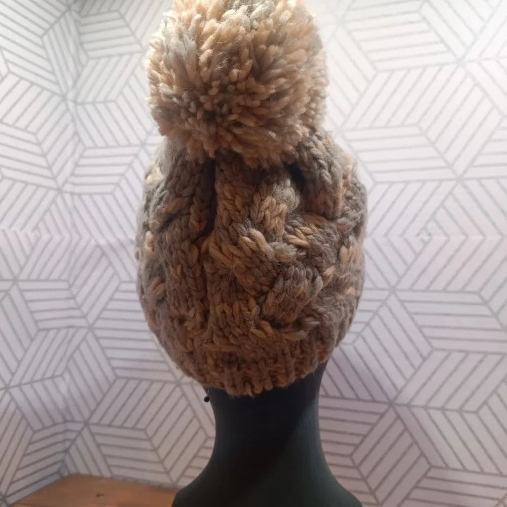 Forever 21 Cozy Chunky Knit Pom-Pom Gray & Tan Winter Warm Cable Knit Beanie Hat